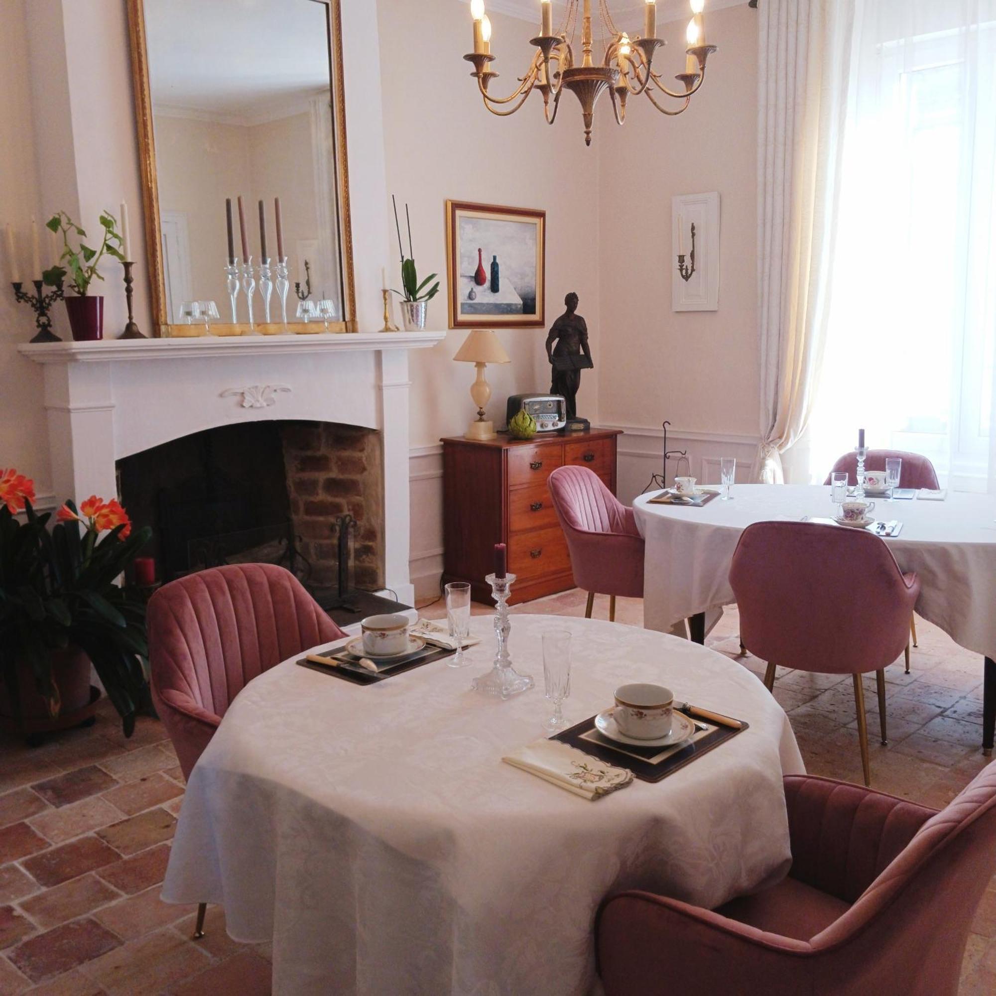 Le Griffon 1855 Hotel Saint-Laurent-Des-Autels ภายนอก รูปภาพ