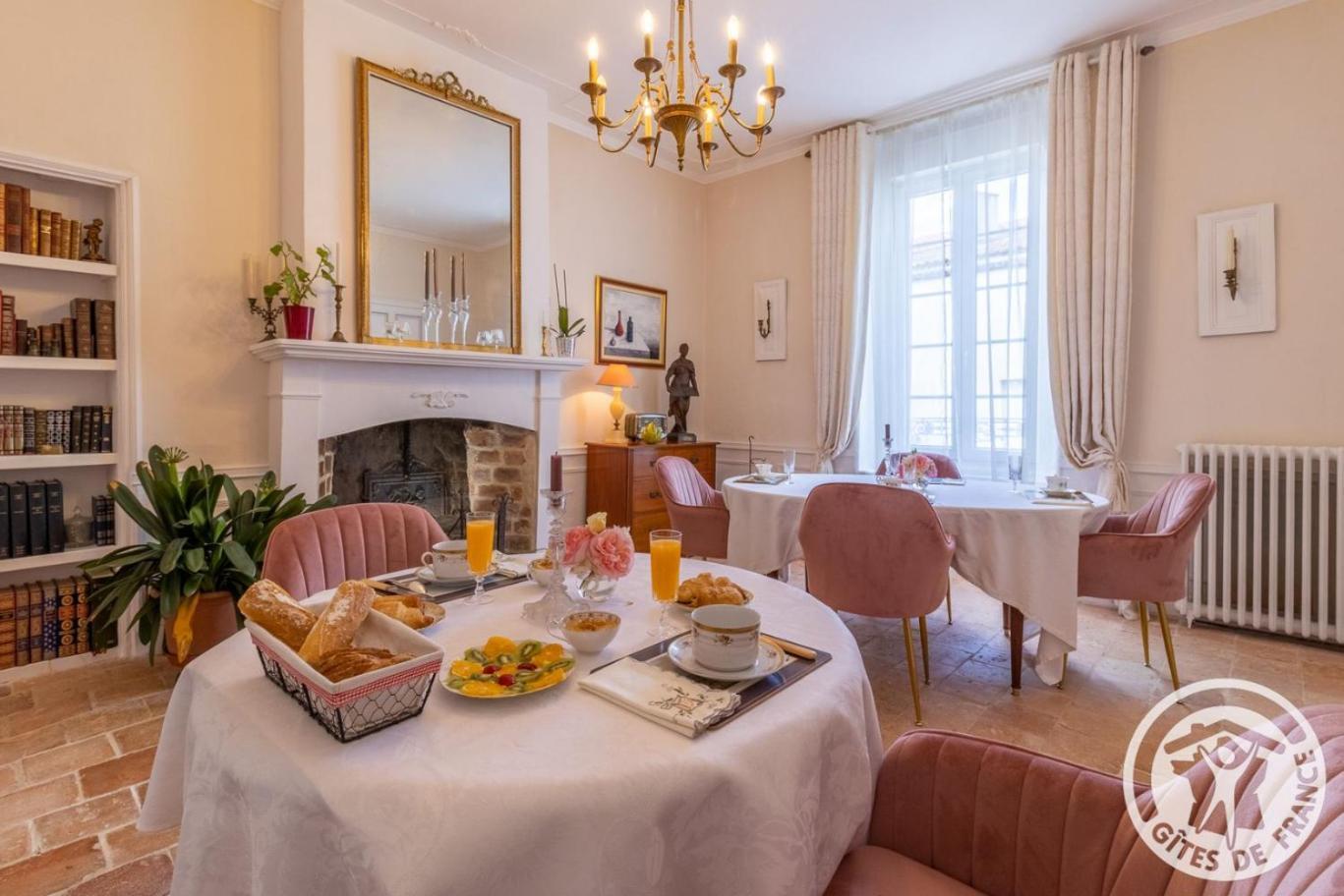 Le Griffon 1855 Hotel Saint-Laurent-Des-Autels ภายนอก รูปภาพ