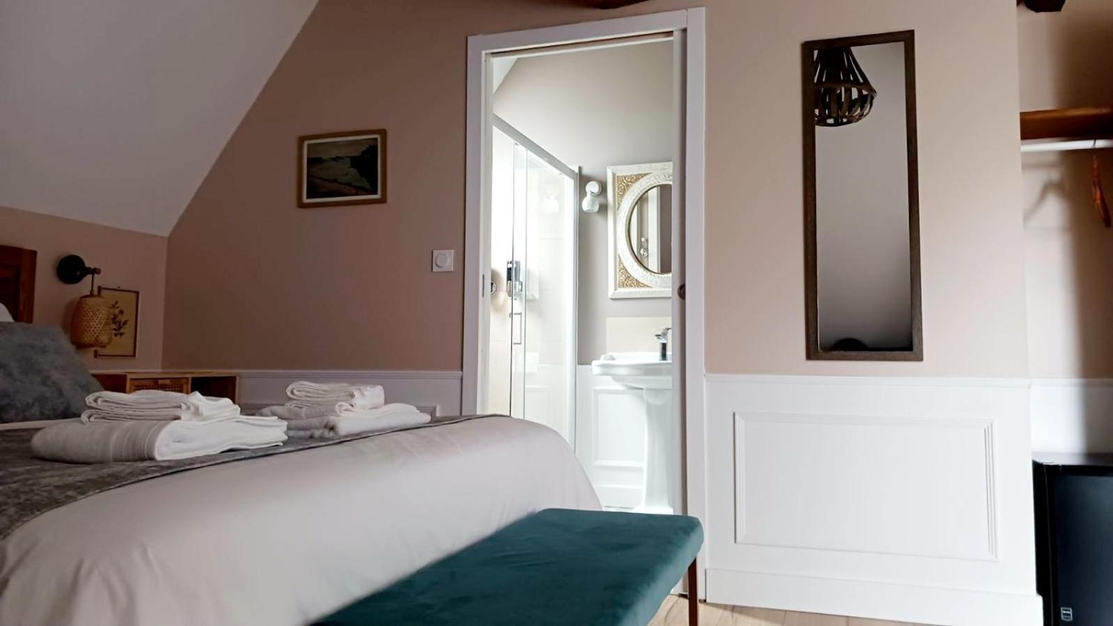 Le Griffon 1855 Hotel Saint-Laurent-Des-Autels ภายนอก รูปภาพ