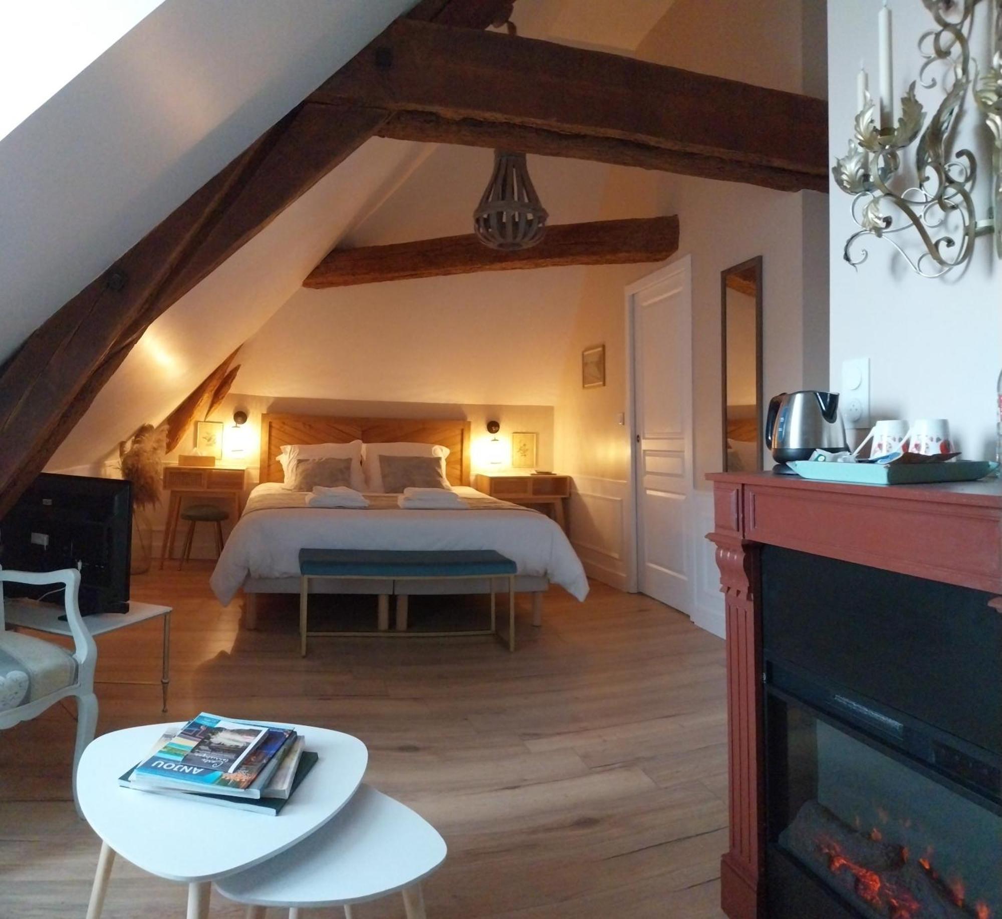 Le Griffon 1855 Hotel Saint-Laurent-Des-Autels ภายนอก รูปภาพ