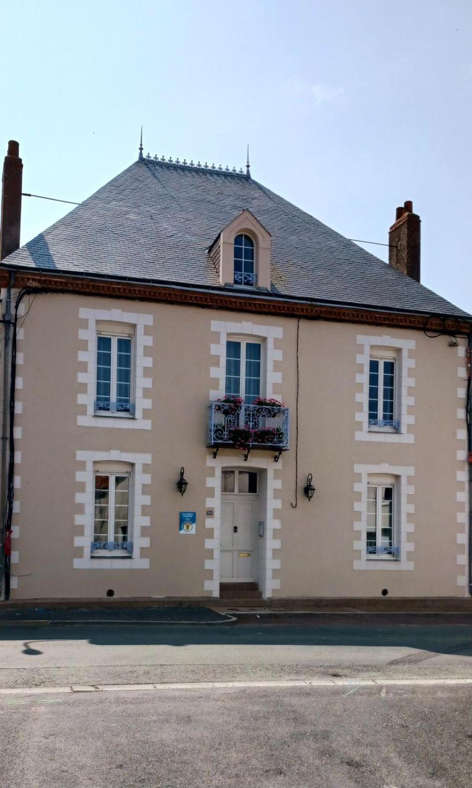 Le Griffon 1855 Hotel Saint-Laurent-Des-Autels ภายนอก รูปภาพ