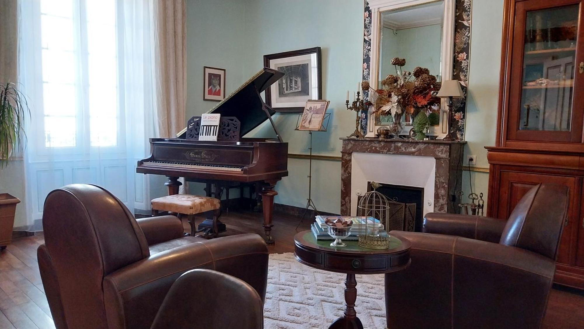 Le Griffon 1855 Hotel Saint-Laurent-Des-Autels ภายนอก รูปภาพ