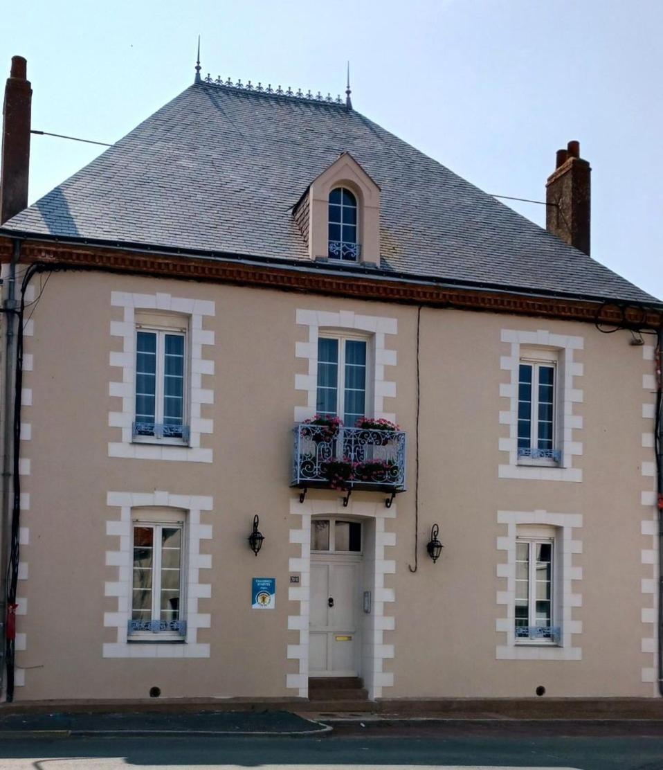 Le Griffon 1855 Hotel Saint-Laurent-Des-Autels ภายนอก รูปภาพ