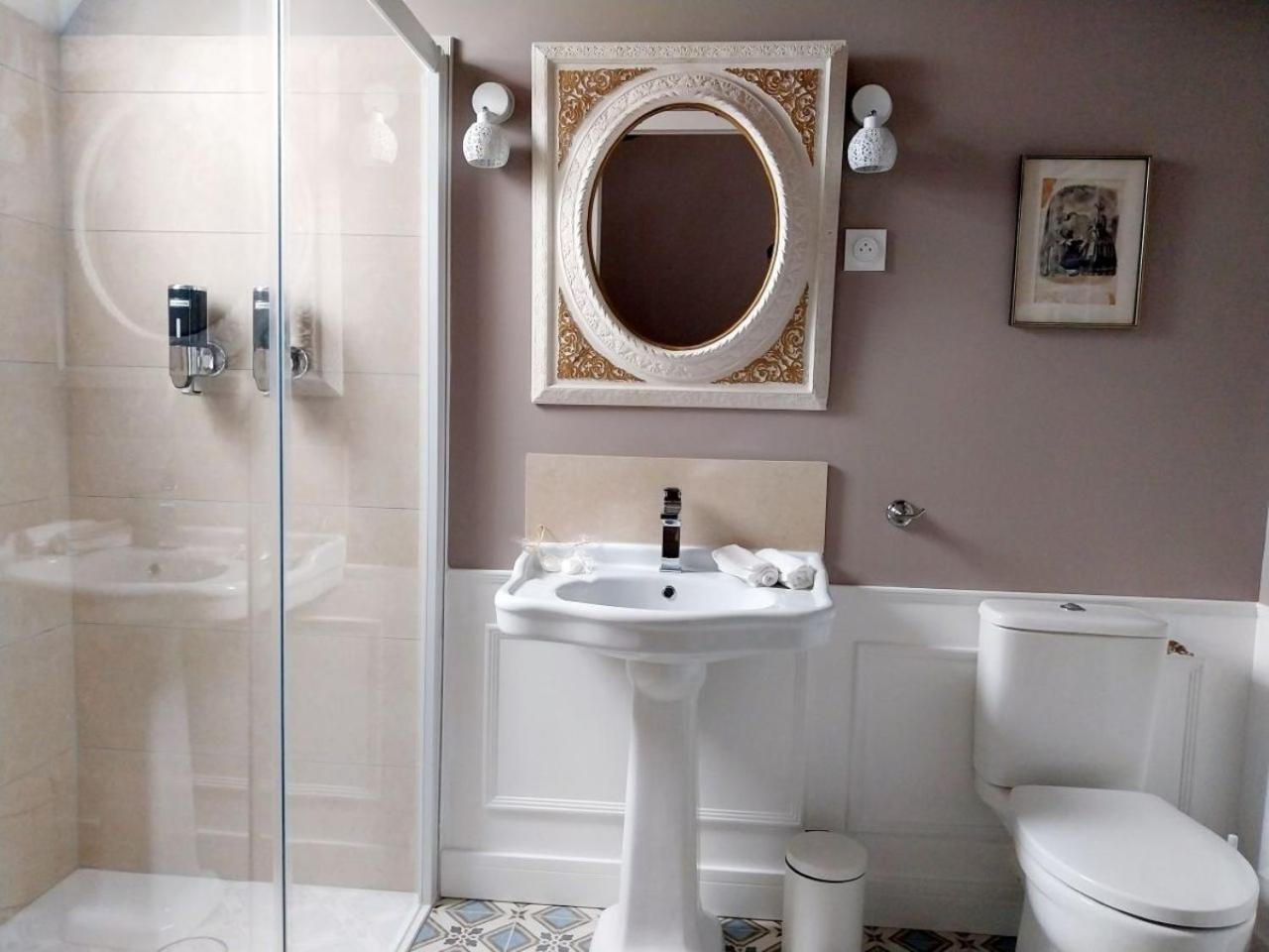 Le Griffon 1855 Hotel Saint-Laurent-Des-Autels ภายนอก รูปภาพ