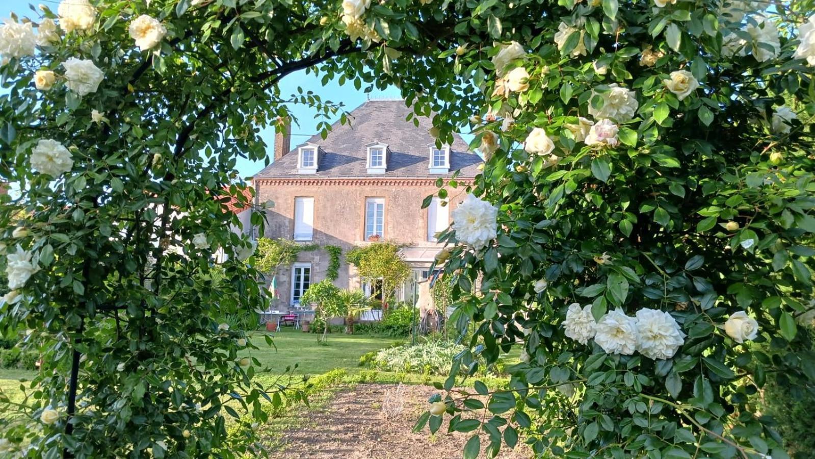Le Griffon 1855 Hotel Saint-Laurent-Des-Autels ภายนอก รูปภาพ